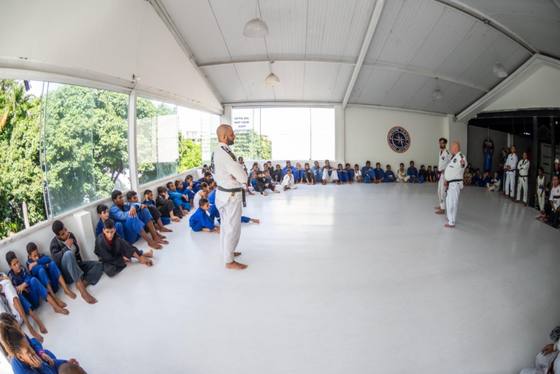 Roda de alunos com os professores