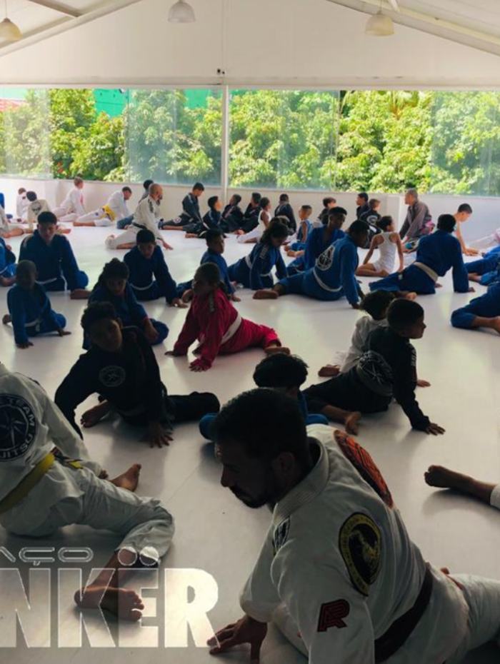 Professor com alunos da turma infantil
