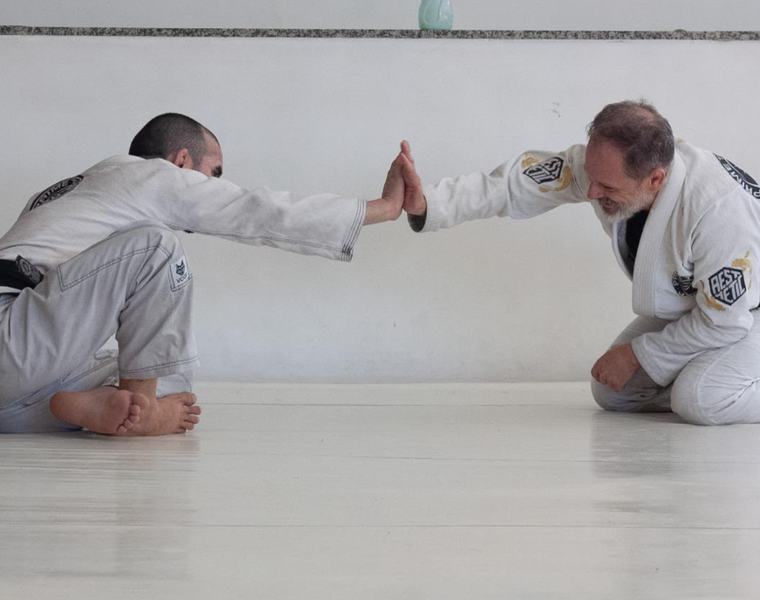 Cumprimento entre alunos antes do treino