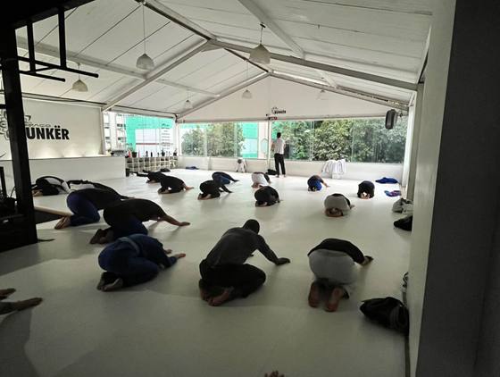 Turma reverenciando diante das janelas