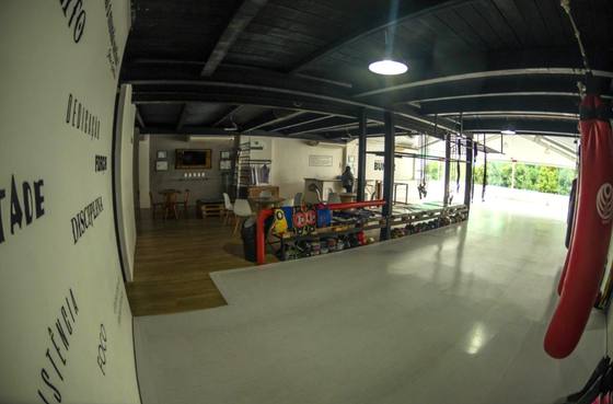 Área de Muay Thai com sacos de pancada