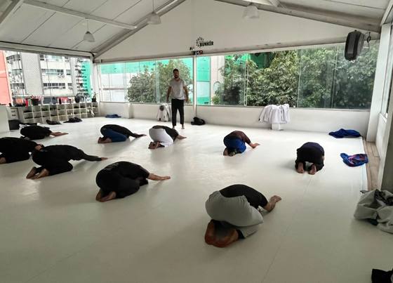 Turma reverenciando no início da aula