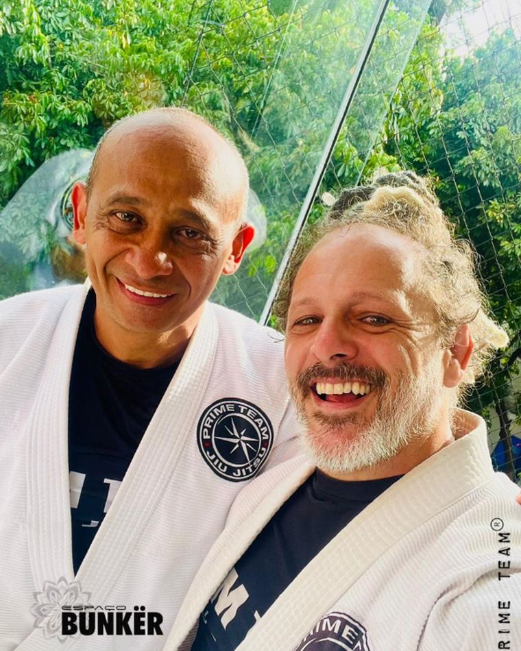 Dois alunos depois do treino de Jiu Jitsu