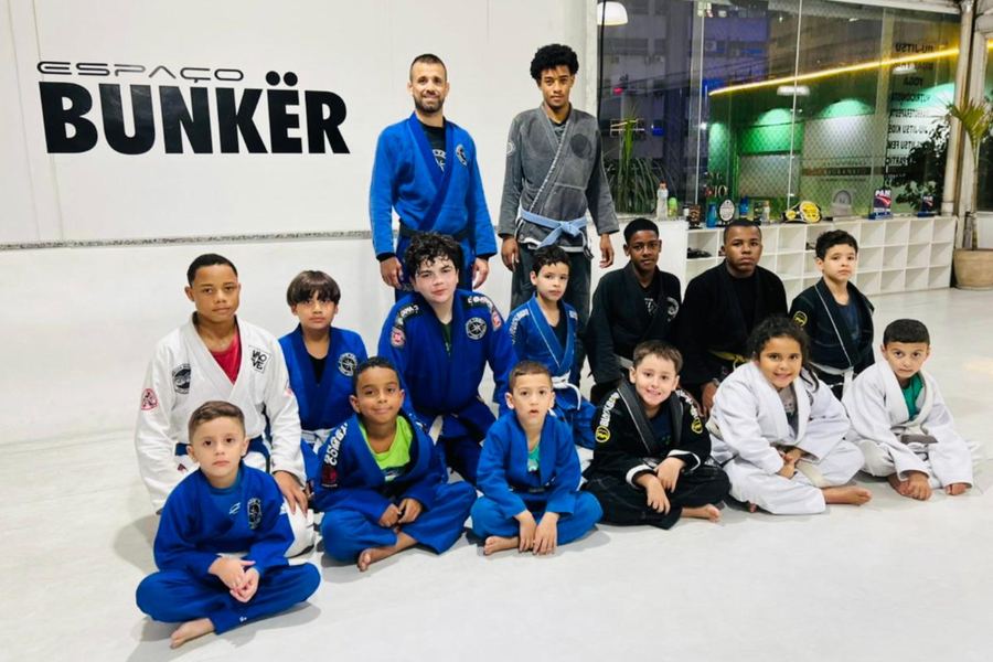 Turma infantil com os professores