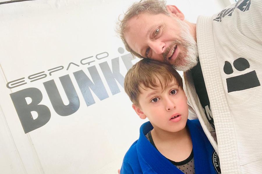 Professor Victor Hugo com um aluno da turma infantil
